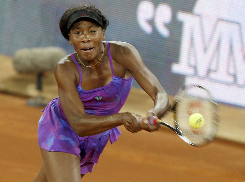 La tenista estadounidense Venus Williams devuelve la bola durante el partido contra la tenista rusa Alisa Kleybanova.