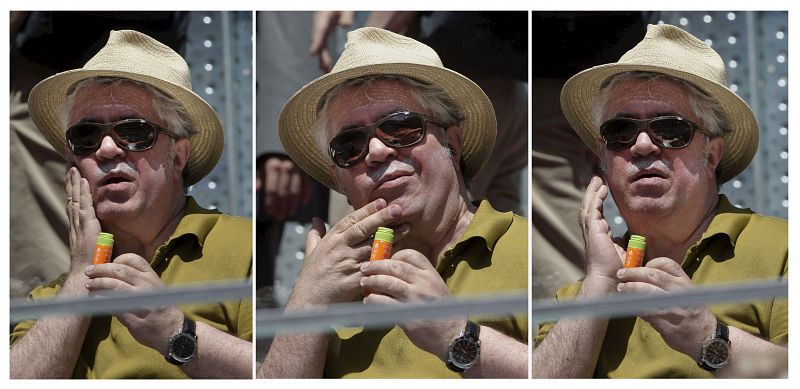 Pedro Almodóvar se ha protegido bien del sol para ver el partido de Nadal.