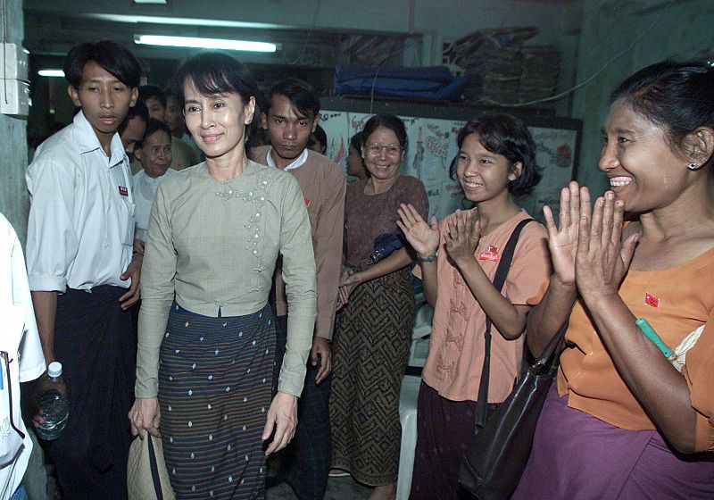 Aung San Suu kyi, a su llegada al cuartel general de la oposición, en 2002.