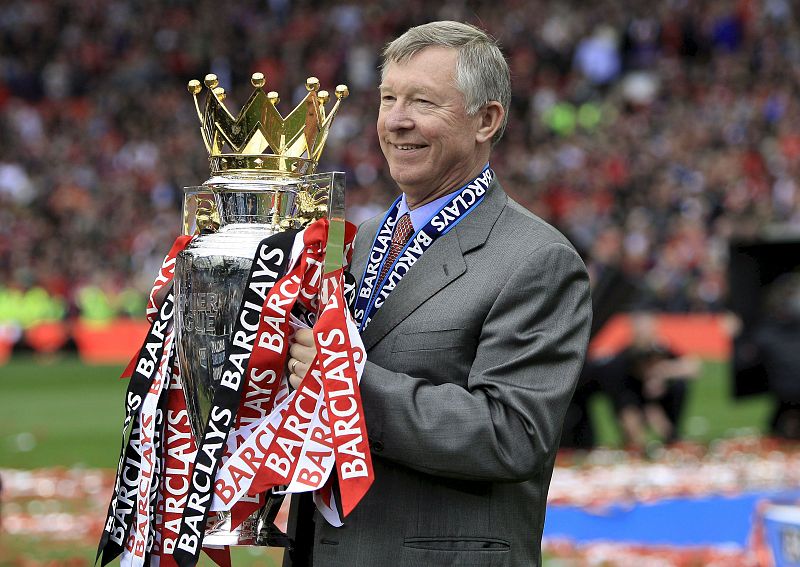 El entrenador del Manchester United Sir Alex Ferguson celebra la victoria en la Premiership