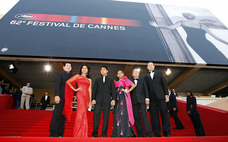 Director Brillante Mendoza poses with cast and crew members during a photocall for the film "Kinatay" at the 62nd Cannes Film Festival