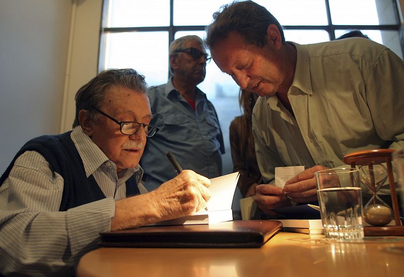 Benedetti siempre tenía tiempo para sus lectores y disfrutaba firmando sus libros a todo aquel que se lo pedía.