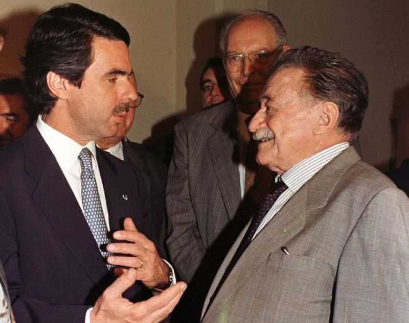 Benedetti también tuvo ocasión de coincidir con José María Aznar. En la imagen, durante una visita al centro cultural español de Montevídeo. 