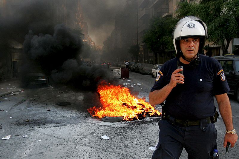 ENFRENTAMIENTOS ENTRE INMIGRANTES MUSULMANES Y LA POLICÍA EN ATENAS