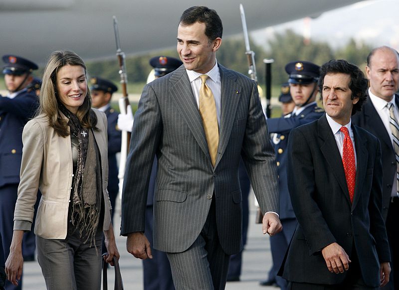 El ministro de Asuntos Exteriores, Jaime Bermúdez, recibió a los príncipes a su llegada.