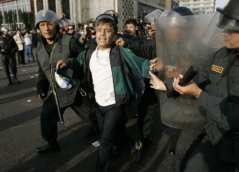 POLICÍA PERUANA LANZA BOMBAS LACRIMÓGENAS SOBRE MULTITUDINARIA MARCHA