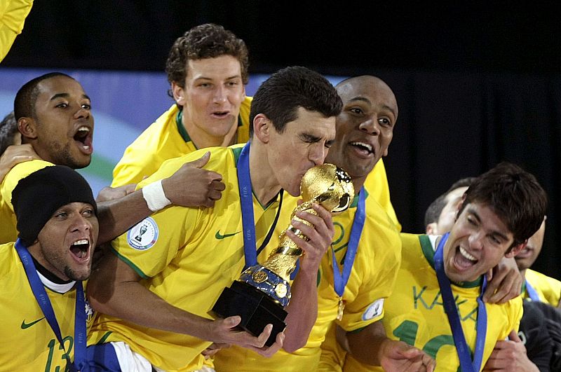 La imagen perseguida por todos, la de la entrega del trofeo, y que sólo Brasil ha podido disfrutar.