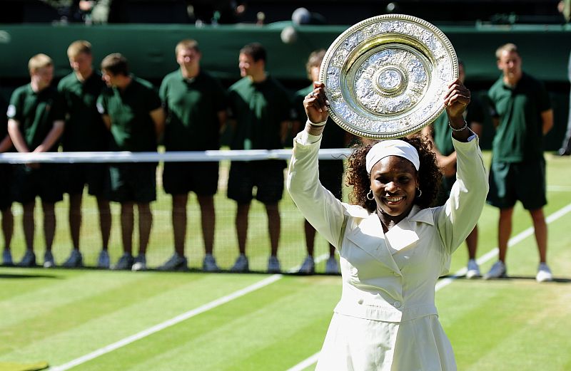 Serena Williams levanta su trofeo en Wimbledon, que en 2008 alzó su hermana Venus