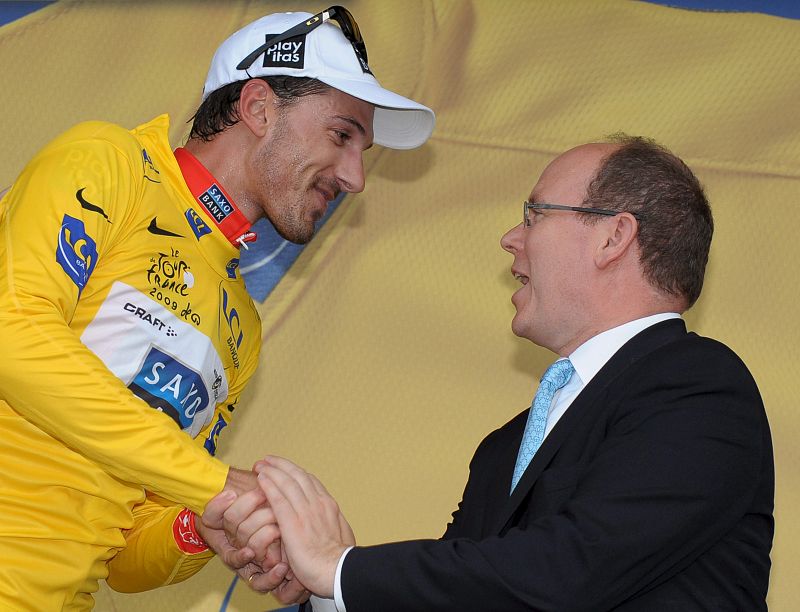 El suizo Fabian Cancellara, maillot amarillo y líder del Tour, recibe la felicitación del príncipe Alberto de Mónaco.