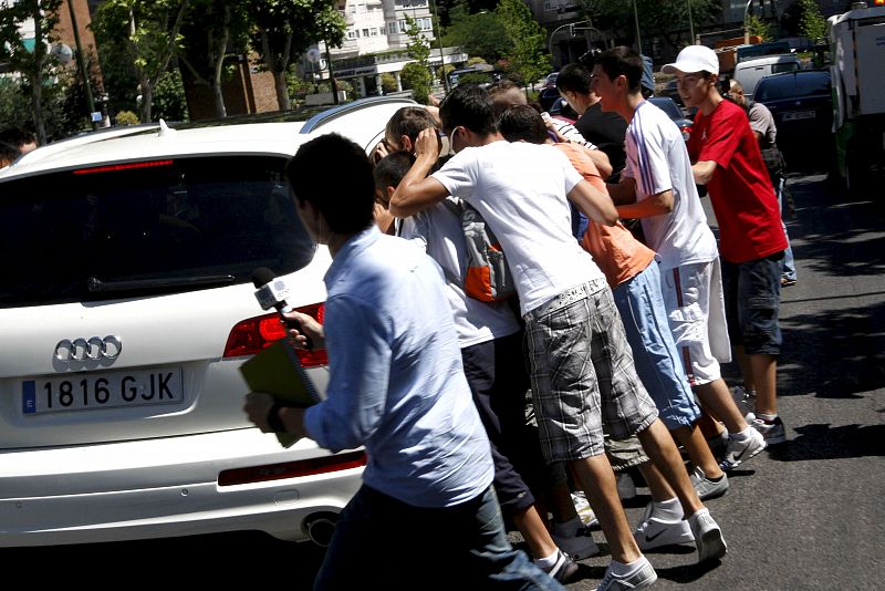 Un grupo de aficionados rodea el coche del futbolista portugués a su llegada al Santiago Bernabéu.