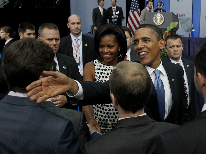 Obama saluda a los asistentes a su discurso en la Nueva Escuela Nacional de Economía en Moscú