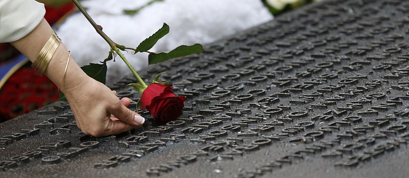 Los nombres de las víctimas han sido grabados en una placa colocada en Hyde Park