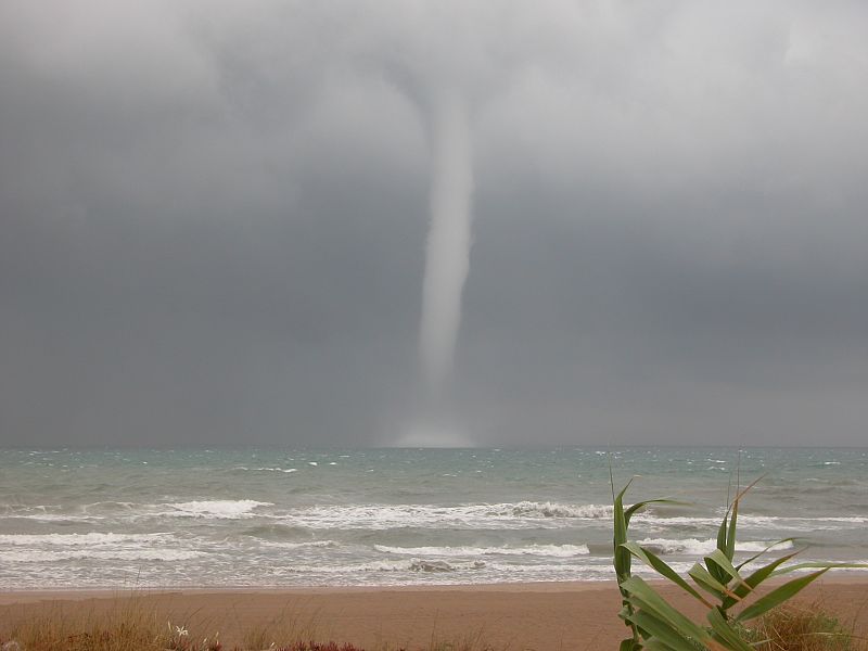 Se han formado diez tornados en las playas de Oliva en una hora.