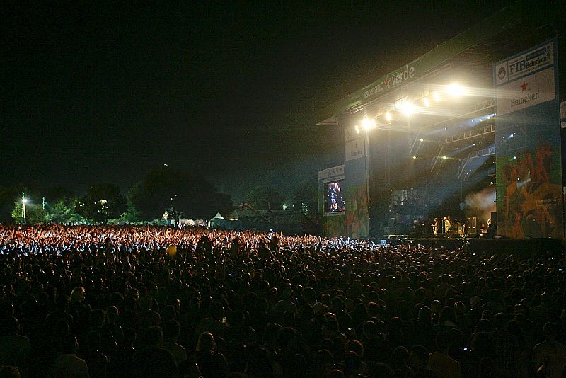 Vista general del escenario central del Festival , durante la actuación de la banda británica Oasis