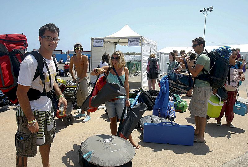 Algunas de las más de 4.000 personas, en su mayoría jóvenes y casi todas extranjeras, que han tomado ya posesión desde esta mañana de la pequeña parcela de cámping a que les da derecho el abono para entrar en el Festival Internacional de Benicàssim,