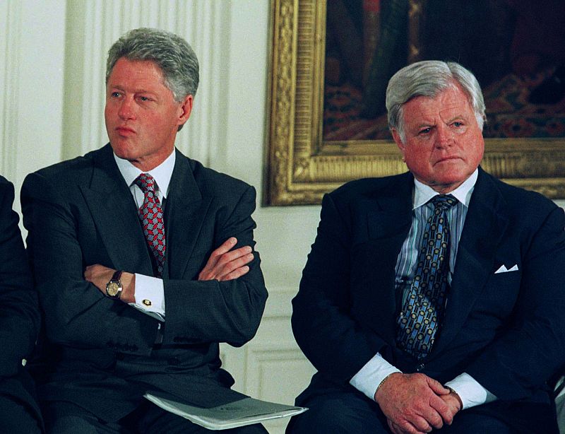 El entonces Presidente Bill Clinton y el Senador Ted Kennedy esperando un evento sobre educación
