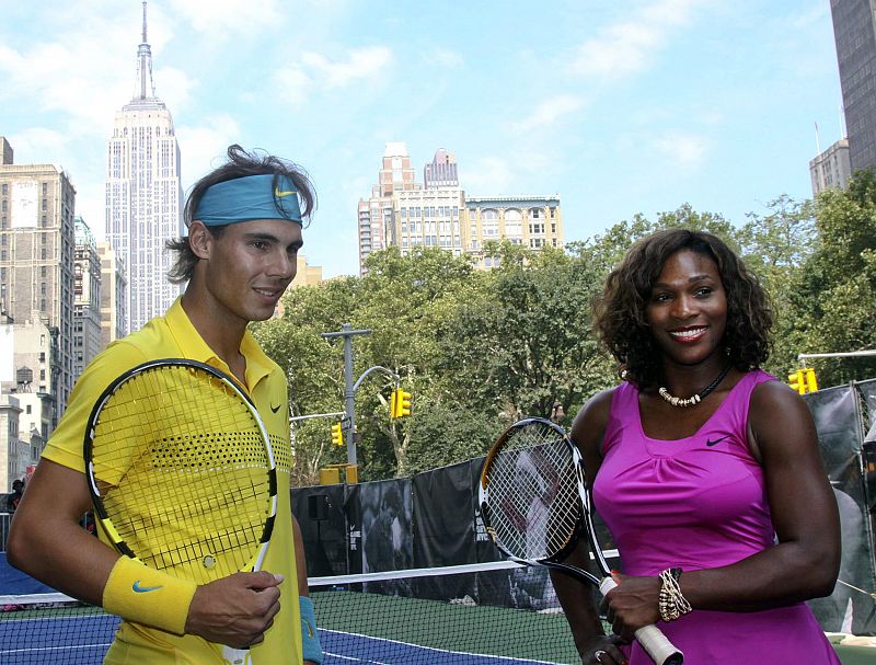 El tenista español, junto a otros iconos de este deporte, participó en un clinic con sesenta niños de tres escuelas de tenis de la Gran Manzana, en una cancha en medio de la avenida de Broadway.