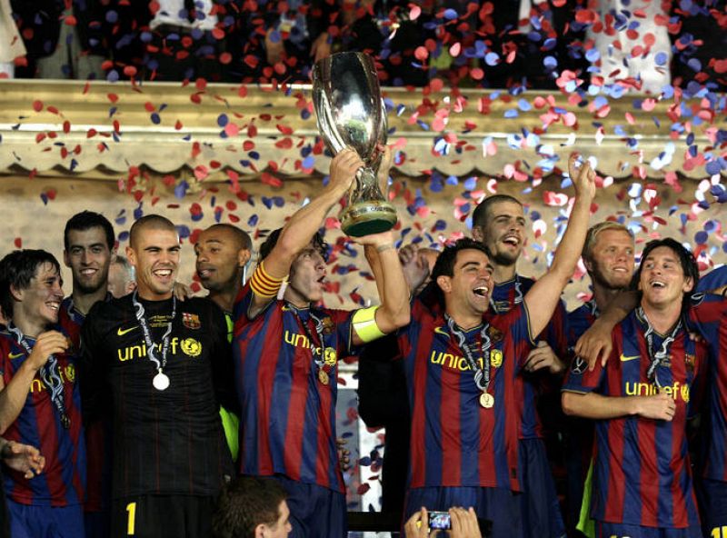Puyol levanta la Supercopa de Europa, la tercera que consigue el FC Barcelona.