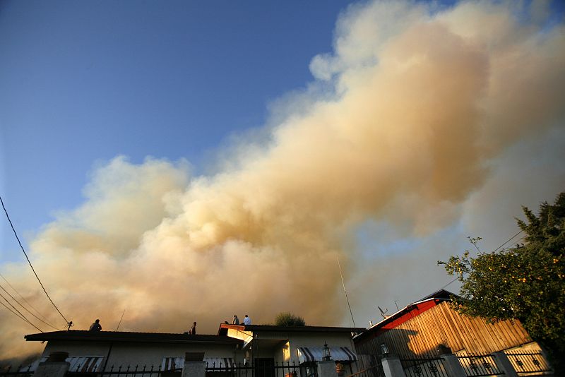 Una intensa columna de humo se puede divisar este martes en La Crescenta, en Los Ángeles.