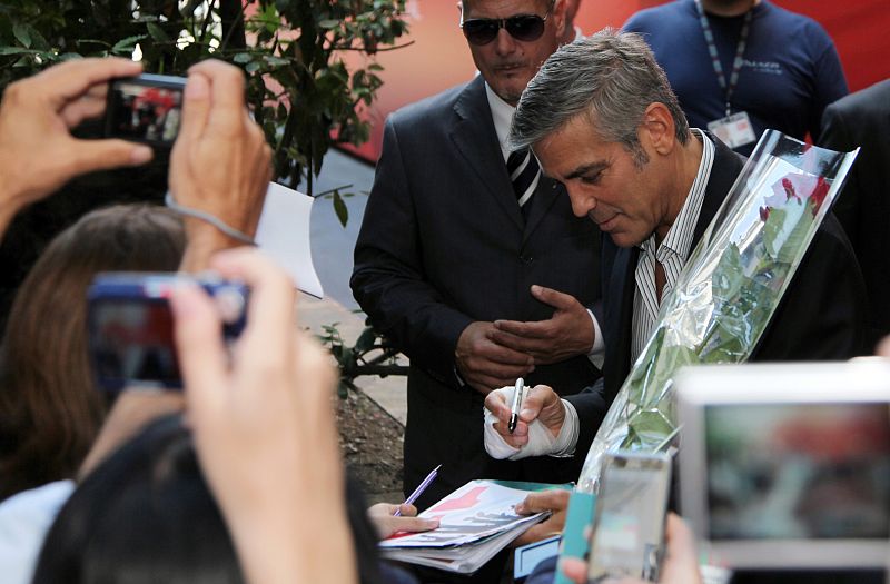 George Clooney firma autógrafos en Venecia