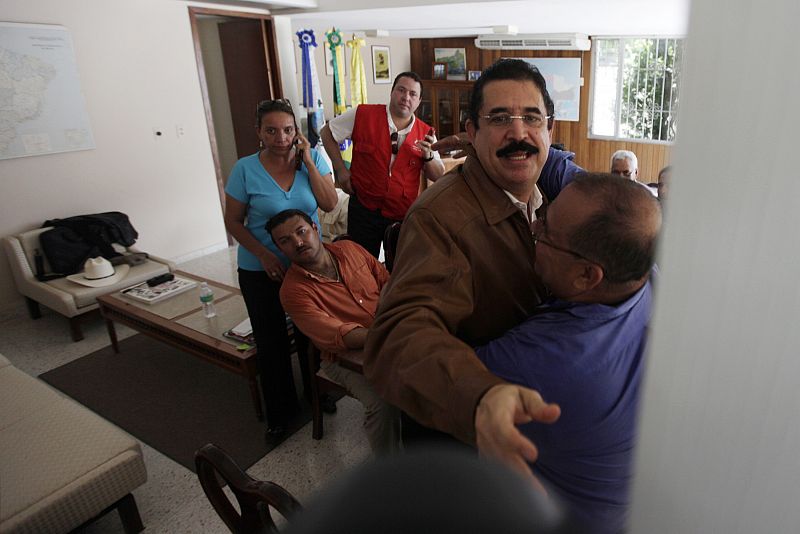 Manuel Zelaya en la embajada de Brasil en Tegucigalpa, donde se ha refugiado este lunes.