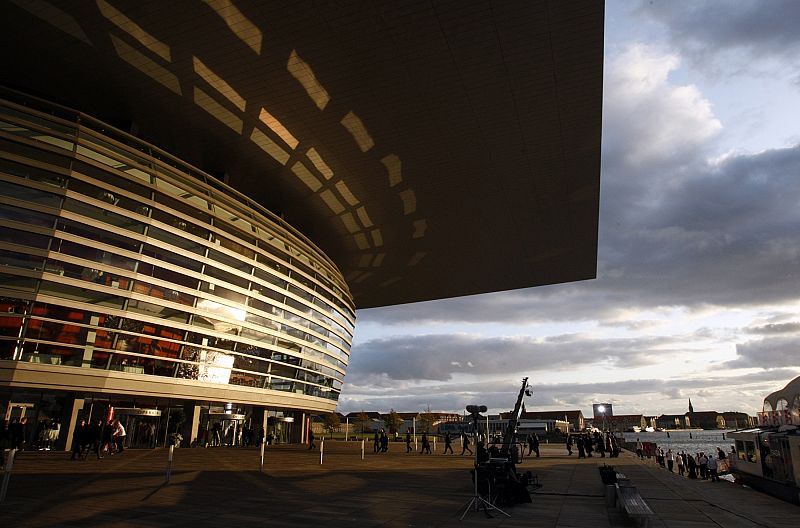 La casa de la Ópera de Copenhague se prepara para la ceremonia inaugural del 121º Congreso del COI para elegir sede olímpica para 2016. Madrid compite este año con Tokio, Río de Janeiro y Chicago.