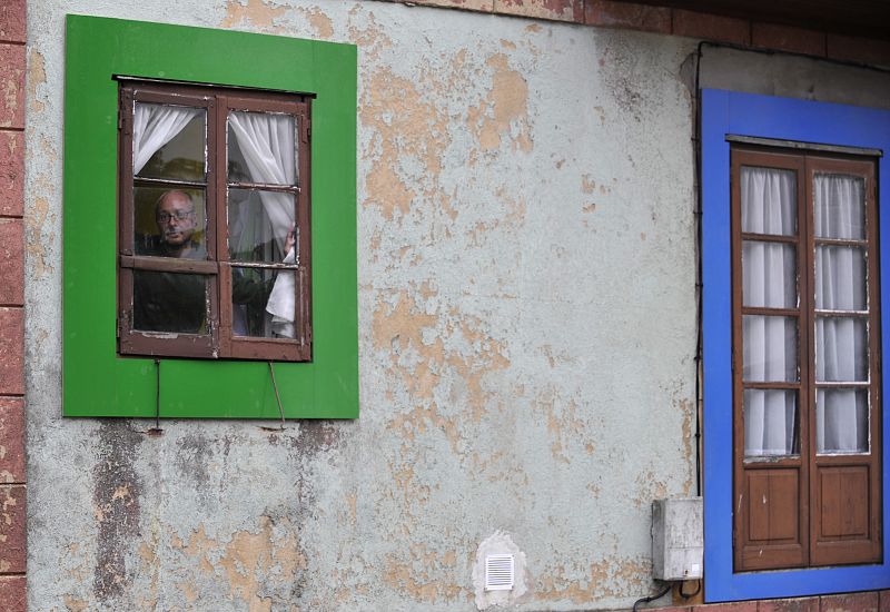 Un aldeano detrás de una de las ventanas vestidas para la ocasión. Los habitantes de Sietes, que son unos 40, han participado en los anuncios  que promocionará lo nuevo de Windows