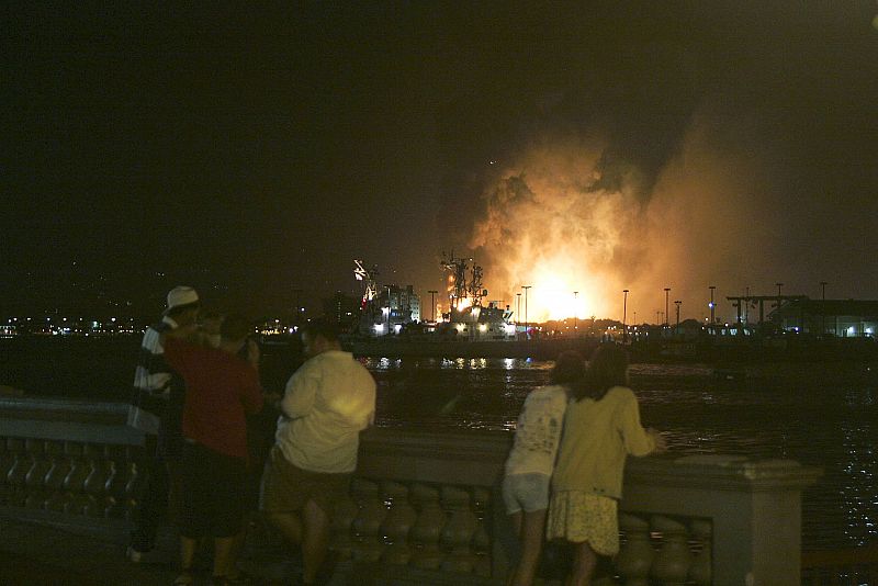 Ciudadanos observan las llamas tras la explosión de varios tanques de la de la refinería de petróleo de la empresa Caribbean Petroleum Corporation de Puerto Rico.