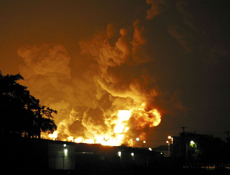 Doce tanques de la refinería de petróleo de la empresa Caribbean Petroleum Corporation de Puerto Rico ardiendo.