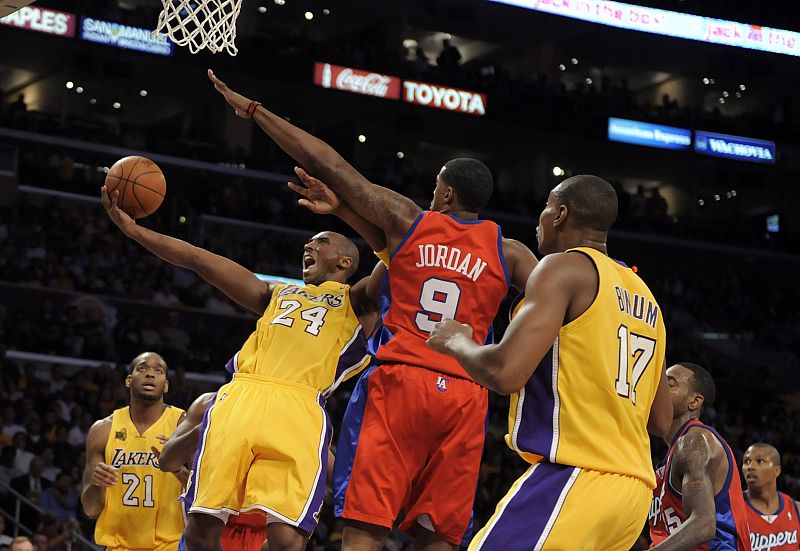 El partido, sin más historia, se resolvió a favor de los Lakers ante los Clippers por 99-96.