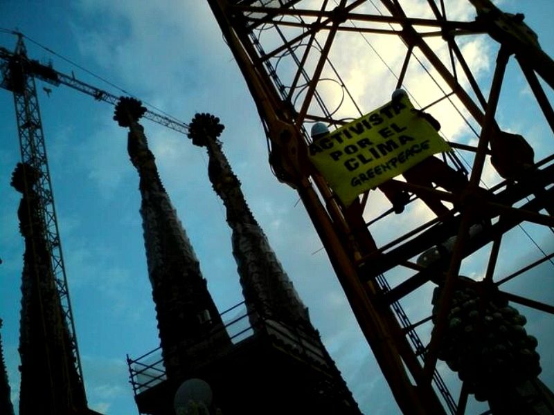 Los activistas están han descolgado dos pancartas más en las grúas laterales de la Sagrada Familia en las que se puede leer ¿Save the climate-Salvad el clima¿.