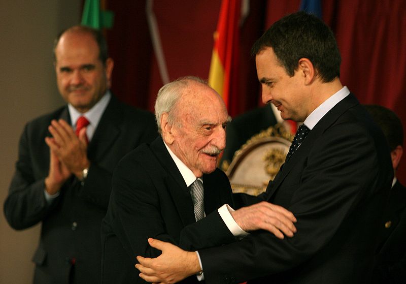 Spanish writer Ayala is congratulated by Spanish PM Zapatero in Granada