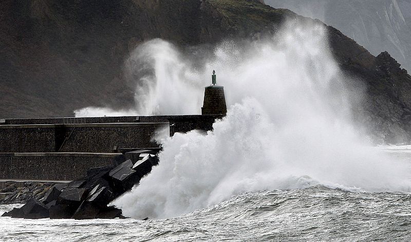 Grandes olas rompen en el espigón de la localidad guipuzcoa de Zumaia, donde la mar de fondo del noroeste ha provocado que lleguen a alcanzar una altura de 5 metros.