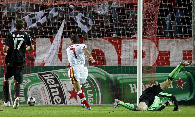 Navas supera a Lehmann y anota el primer gol del partido para el Sevilla.
