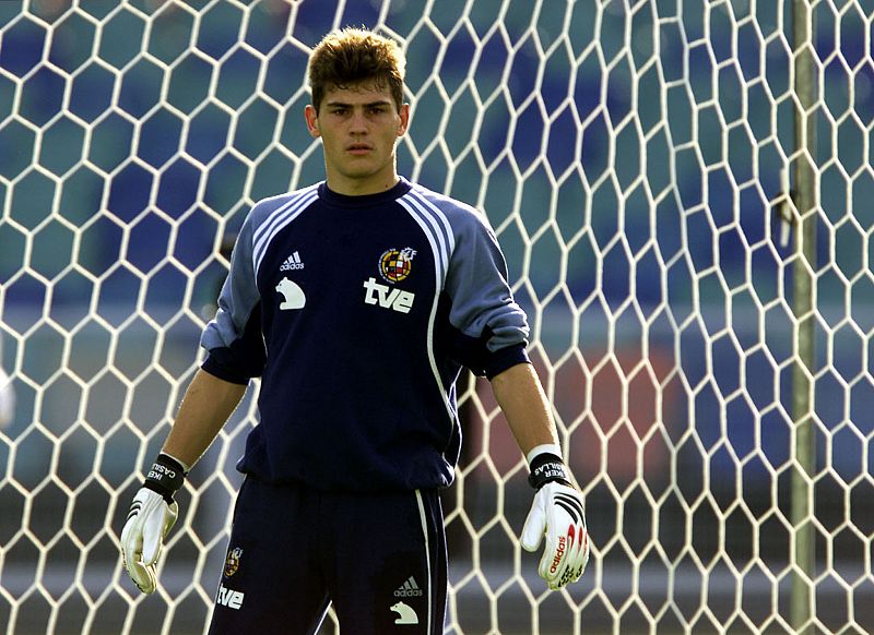 Con sólo 19 años, Casillas dio el salto a la selección y no tardó en hacerse con la titularidad de la 'Roja'.