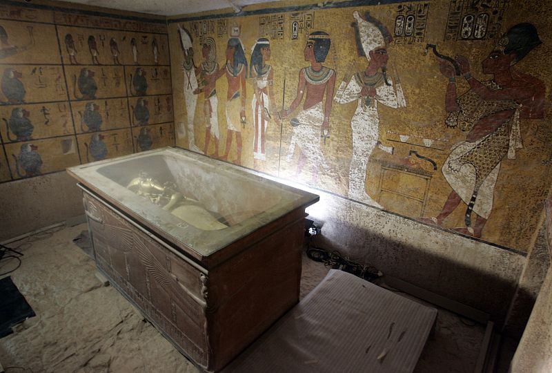 El sarcófago de piedra contiene otro en su interior con la momia de Tutankamón. En 2007, el mundo pudo ver por primera vez la cara del niño rey muerto 3.000 años antes.