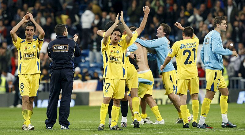 Los jugadores del Alcorcón celebran el pase a la siguiente ronda conseguida ante el Real Madrid tras perder por 1-0 en el Bernabéu.