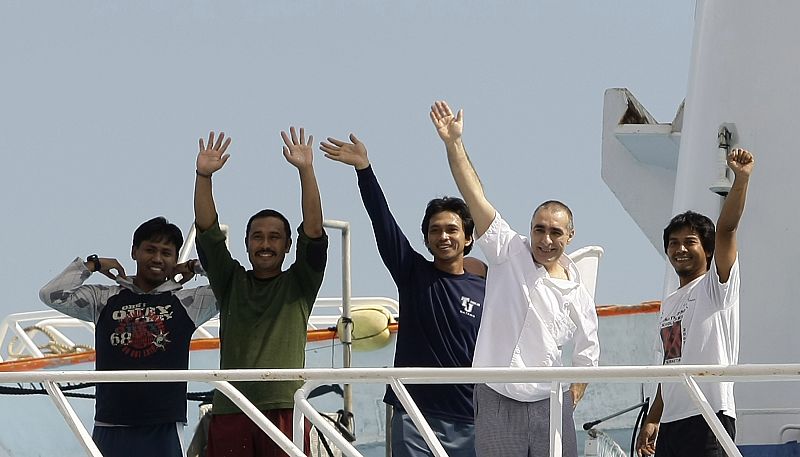 Los marineros saludan desde el barco
