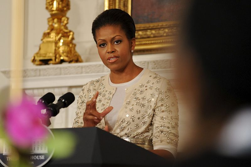 LA PRIMERA DAMA DE EEUU, MICHELLE OBAMA, HABLA DE PROTOCOLO A UN GRUPO DE JOVENES MUJERES