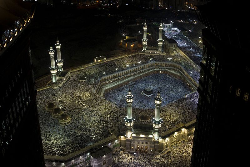 Los peregrinos musulmanes rezan alrededor de la Kaaba, dentro de la Gran Mezquita en la ciudad sagrada de La Meca.