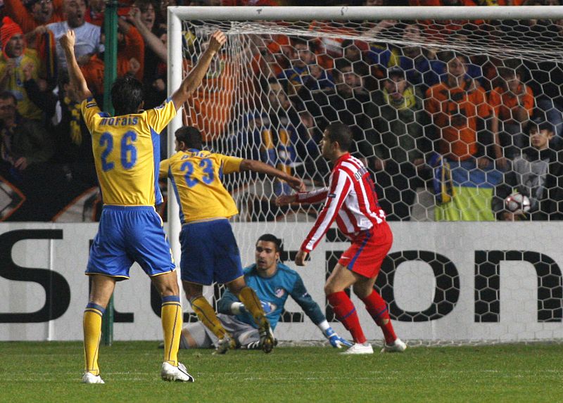 Los jugadores del Apoel celebran el primer gol de su equipo ante el Atlético.