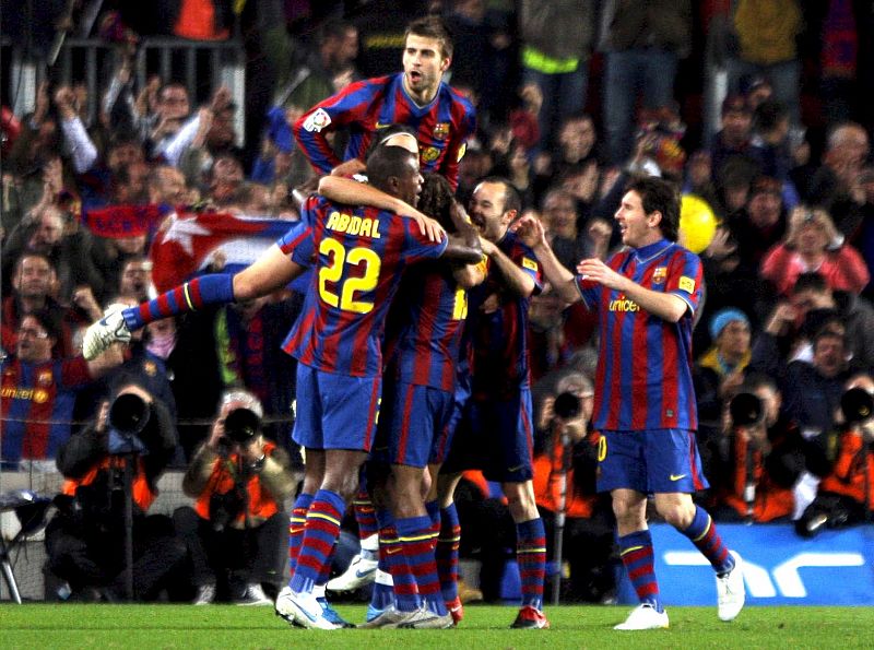 Los jugadores del FC Barcelona celebran el primer gol
