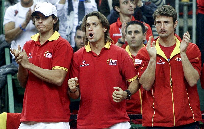 El banquillo español, conformado por Rafa Nadal, David Ferrer y Juan Carlos Ferrero, insufla ánimos a sus compañeros Feliciano López y Fernando Verdasco.