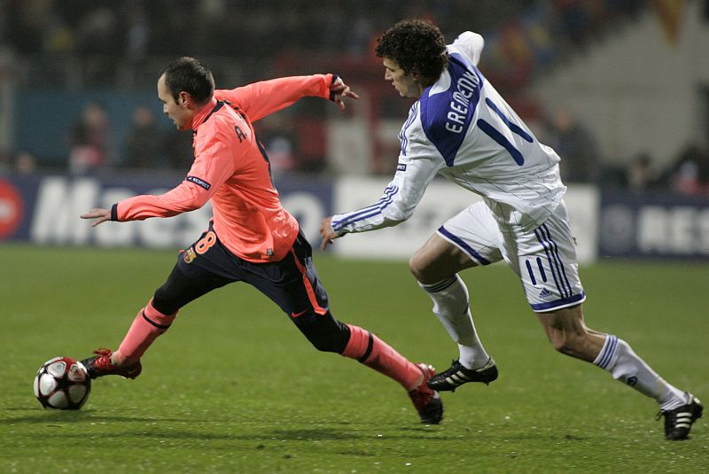 Dynamo Kiev's Eremenko challenges Barcelona's Iniesta during their Champions League soccer match at the Valeriy Lobanovskyy stadium in Kiev