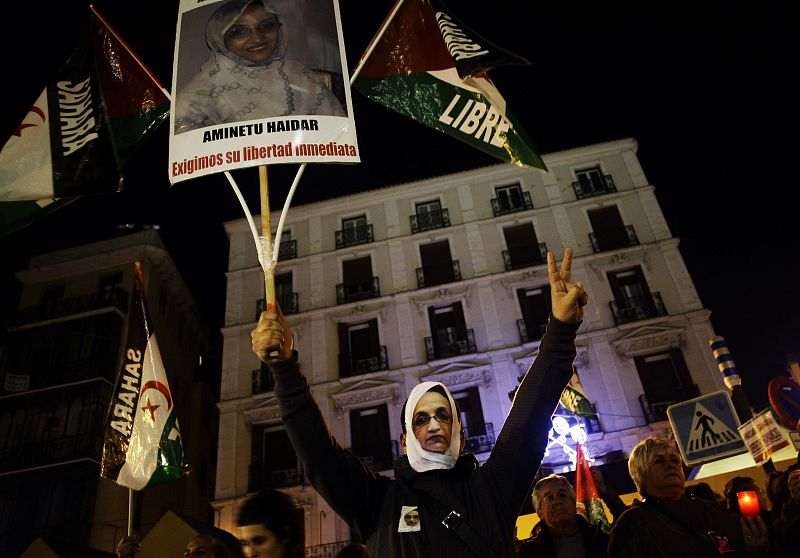 Cerca de 300 personas se han manifestado en Madrid a favor de la activista saharaui Aminatu Haidar.