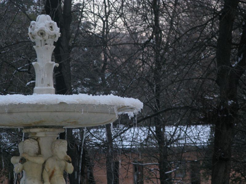El frío ha congelado muchas de las fuentes del parque