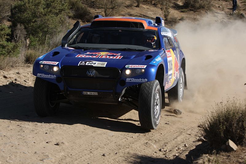 El piloto qatarí Nasser Al Attiyah conduce su Volkswagen