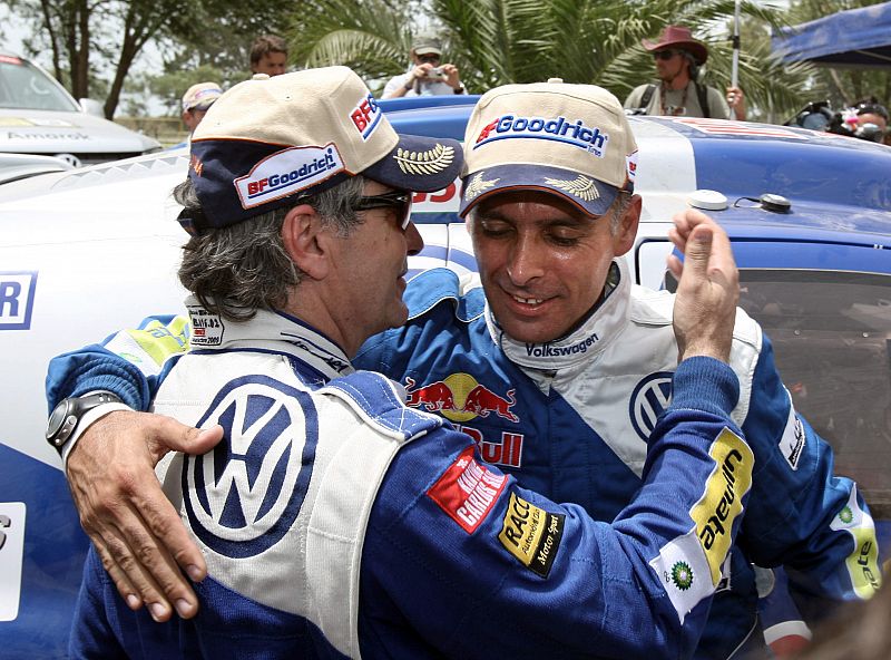 Carlos Sainz se abraza a su copiloto Lucas Cruz para celebrar su triunfo.