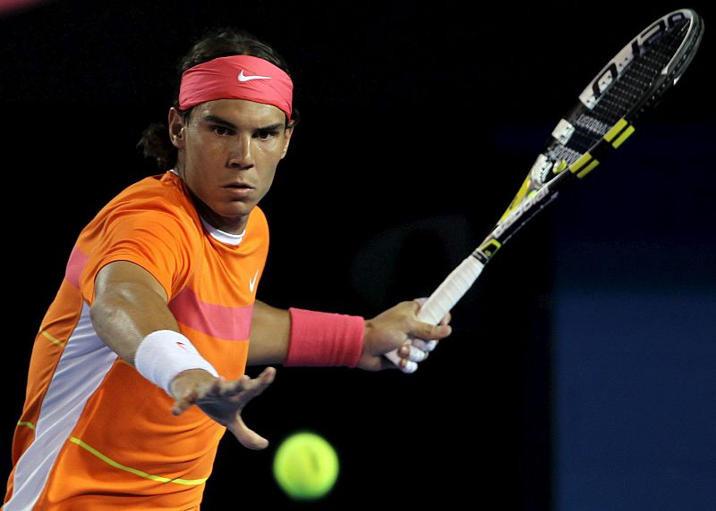 El tenista español Rafael Nadal devuelve la bola al australiano Peter Luczak durante el partido de primera ronda del Abierto de Australia de tenis.