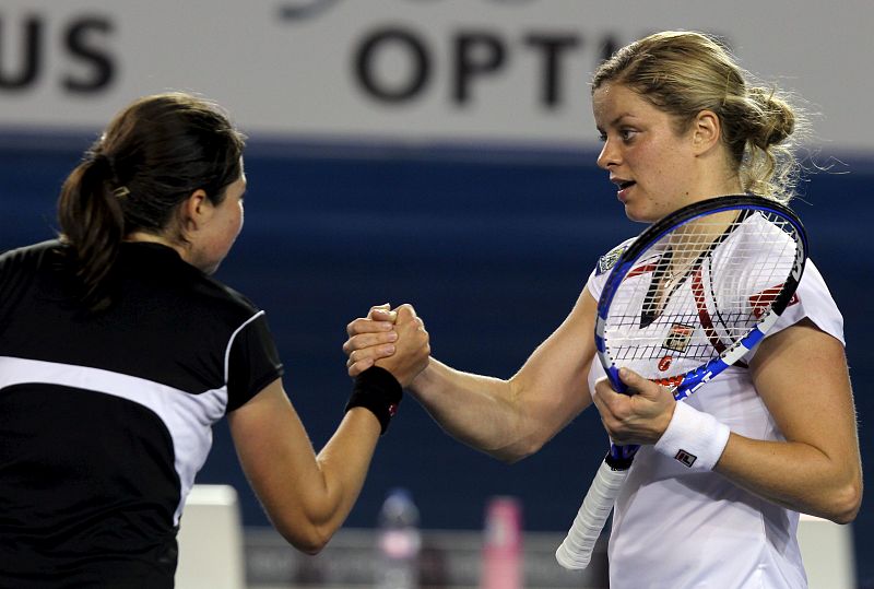 La tenista belga Kim Clijsters (dcha) es felicitada por la canadiense Valerie Tetreault tras el partido de primera ronda del Abierto de Australia de tenis.